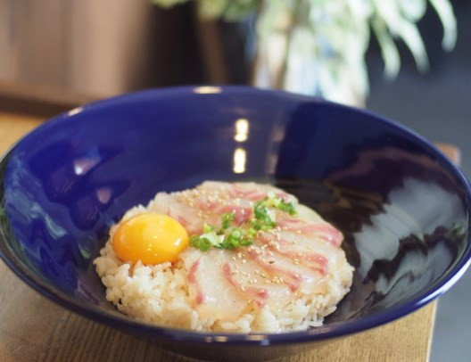 沼津港で獲れたマダイ弁当を食べていただけるよう心を込めて提供しています